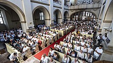 Stovky lidí zaplnily kostel u Salvátora, aby uctily památku d�tských ob�tí...