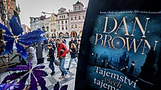 Na novou knihu spisovatele Dana Browna �ekaly stovky lidí. (9. �íjna 2025)