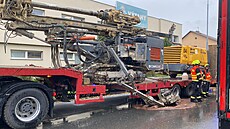 Z peváeného pracovního stroje se za jízdy uvolnilo rameno s ovládacím pultem...