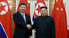 Severokorejský v�dce Kim �ong-un si podává ruku s �ínským prezidentem Si...