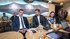 Vít Raku�an, Luká� Vl�ek a Lucie Sedmihradská p�edstavili na snídani s noviná�i...