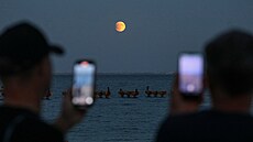 Lidé snímají úplné zatm�ní M�síce v Jevpatoriji na Krymu