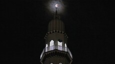 �áste�n� zakrytý M�síc stínem Zem� je vid�t p�es minaret me�ity v Rawalpindi v...