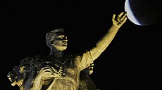 Msíc v úplku ásten zakrytý stínem Zem za sochou na vrcholu centrálního...