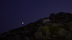 Msíc zabarvený do ervena úplného zatmní nad kaplí Panagia Skepasti poblí...