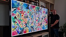 86" televizor je v reálném prostoru macek