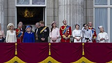 Britská královská rodina (první zprava vévodkyn z Kentu Katharine) na oslavách...