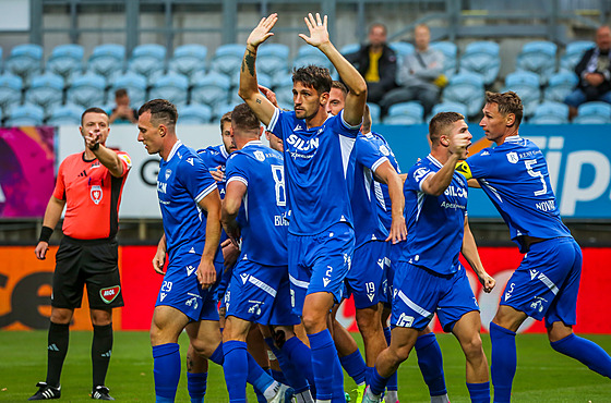 Luká Havel (2) z Táborska oslavuje gól se svými spoluhrái.