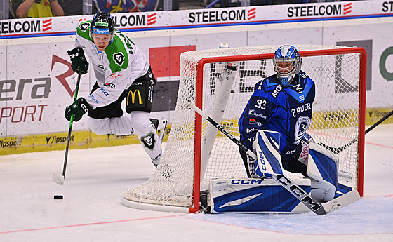 Luká Klime v brance Vítkovic dává pozor. Za brankou je boleslavský útoník...