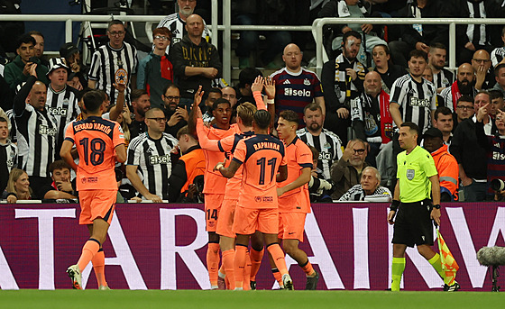 Marcus Rashford se spoluhrái z Barcelony oslavuje gol na hiti Newcastlu.