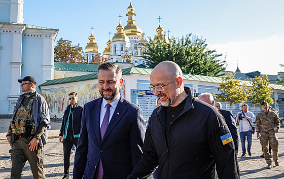 Polský ministr obrany Wladyslaw Kosiniak-Kamysz (vlevo) se svým ukrajinským...
