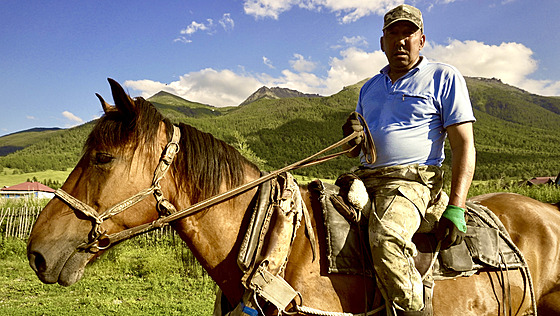 Mu projídí vesnicí ingistaj na svém koni. (27. ervna 2025)