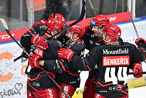 Hrái Hradce Králové se radují z gólu do sít Plzn. Ve tvrtém kole extraligy...