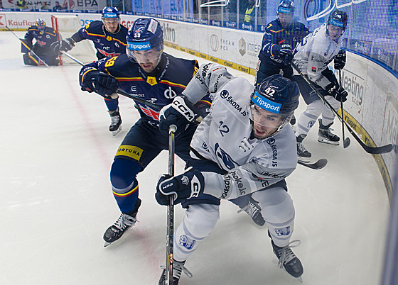 Lalancette z Plzn� v souboji u mantinelu.