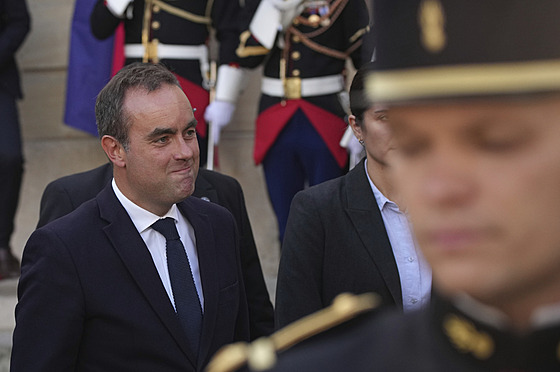 Nov jmenovaný francouzský premiér Sébastien Lecornu s odstupujícím premiérem...