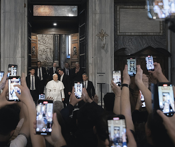 Náv�tevníci Baziliky Santa Maria Maggiore bojujú o najlep�í záber na nového...