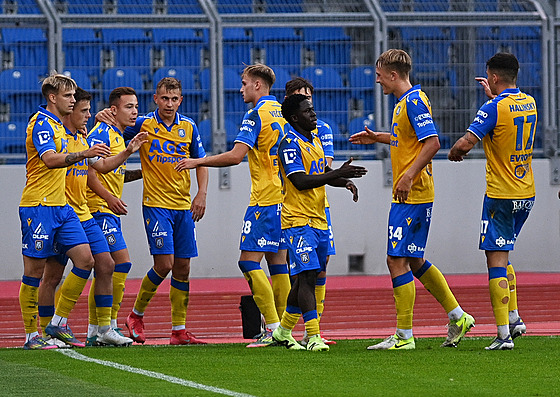 Hrái Teplic se radují z gólu proti Baníku Ostrava.
