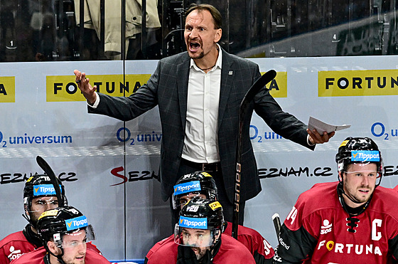 Natvaný kou Pavel Gross na stídace Sparty.