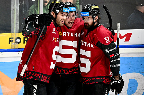 Roman Horák (vpravo) se raduje z gólu s Pavlem Kousalem (uprosted) a Krytofem...