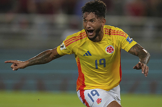 Kolumbijec Luis Suárez slaví branku.