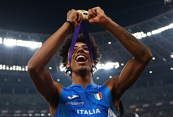 Mattia Furlani si prohlí�í mistrovské zlato.