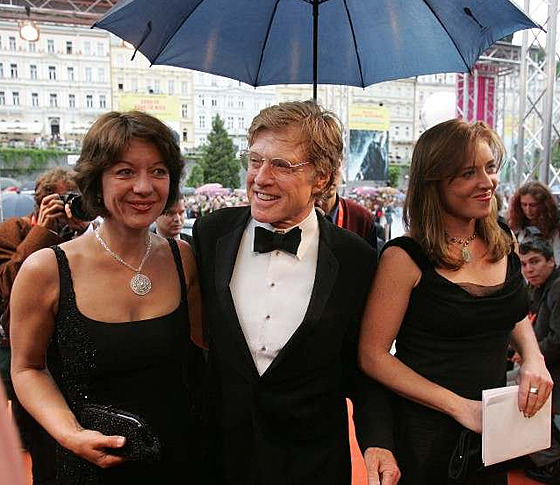 Robert Redford p�ichází na slavnostní zhájení MFF KV (1. �ervence 2005)