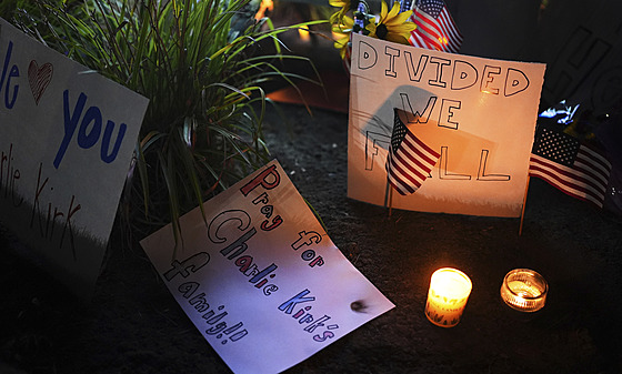 Lidé navtvují smutení shromádní za Charlieho Kirka ped regionální...