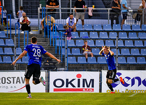 Jakub Matouek z Prostjova slaví svj gól v Ústí.
