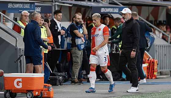 Slávistický Tomá Hole stídá kvli zranní v zápase Ligy mistr proti...