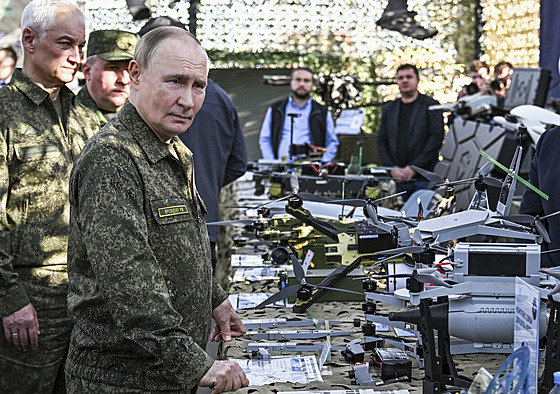 Ruský prezident Vladimir Putin si prohlíí techniku a výzbroj pi píjezdu na...