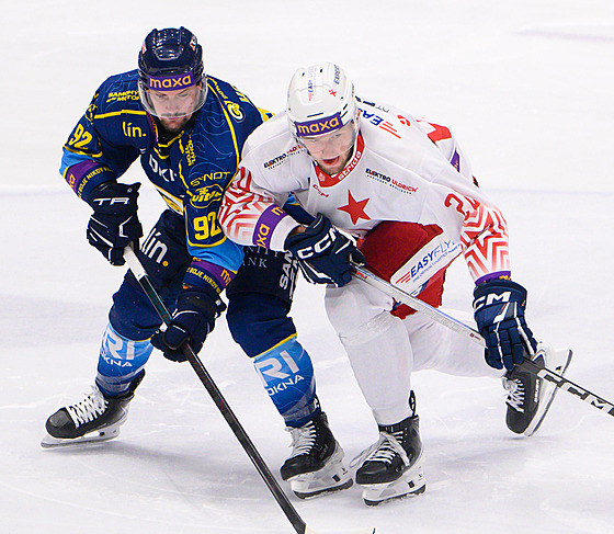 Petr Holík (vlevo) ze Zlína v duelu se Slavií