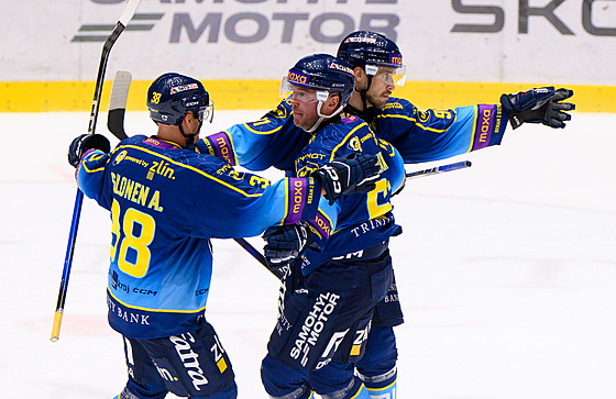 Zlíntí hokejisté slaví gól.