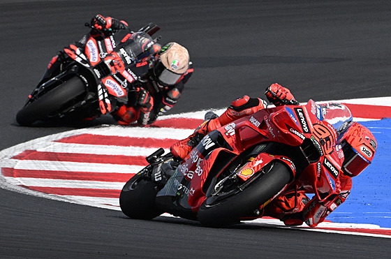 Marc Márquez (vpravo) a Marco Bezzecchi b�hem Velké ceny San Marina