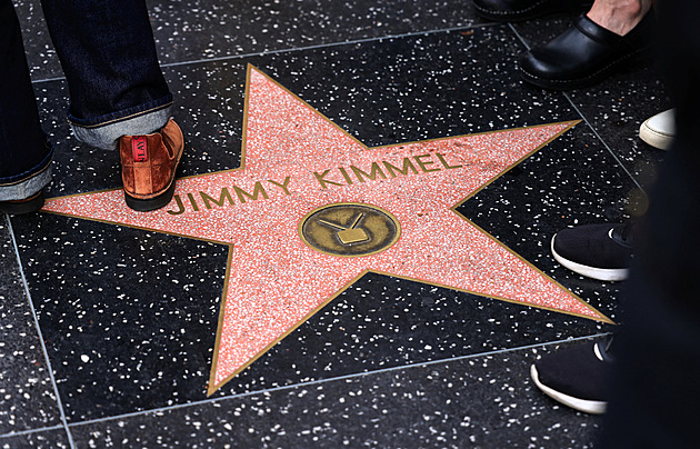 Čeká, až bude vdova, žertoval komik o Melanii. Měli by ho vyhodit, běsnil Trump