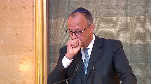 Když Merz pláče. Kancléř projevil emoci a sklidil úspěch. Ale co kdyby slzel v debatě o migraci?