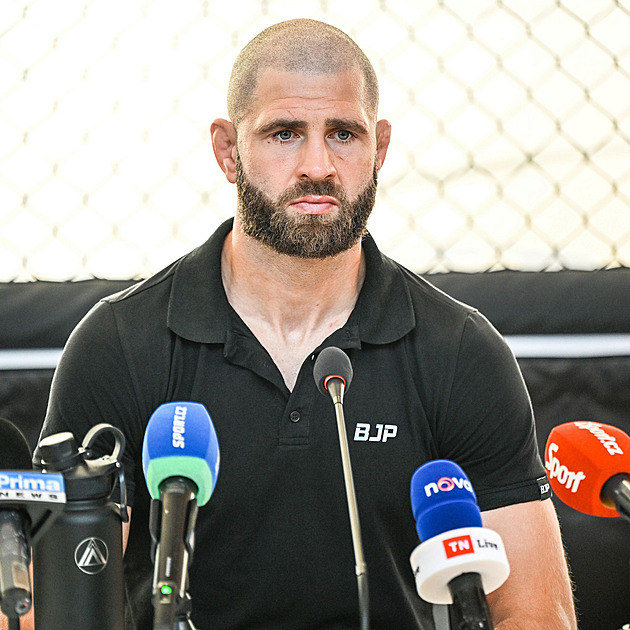 Katana a rozseknuté balónky. Sítě se baví, jak Procházka odhalil pohlaví potomka