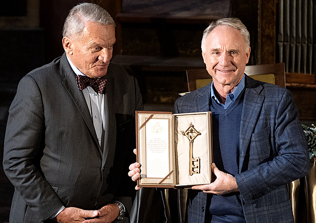 Hádejte, kde jsem! zdraví Dan Brown z Prahy. Domácí ale rébusem moc nepotrápil