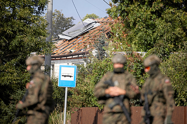 Rusové zasáhli v Polsku drony několik domů. Našly se i části rakety