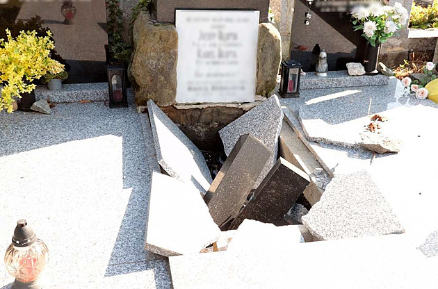 Pokozený hrob na hbitov v Olomouci Needín