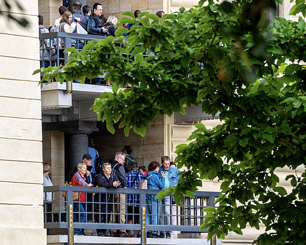 Budík ve čtyři a pak na Hrad. Češi obdivují korunovační klenoty, fronty jsou kratší