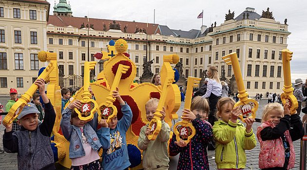 Lego představilo svou Svatováclavskou korunu. Je větší i těžší než originál