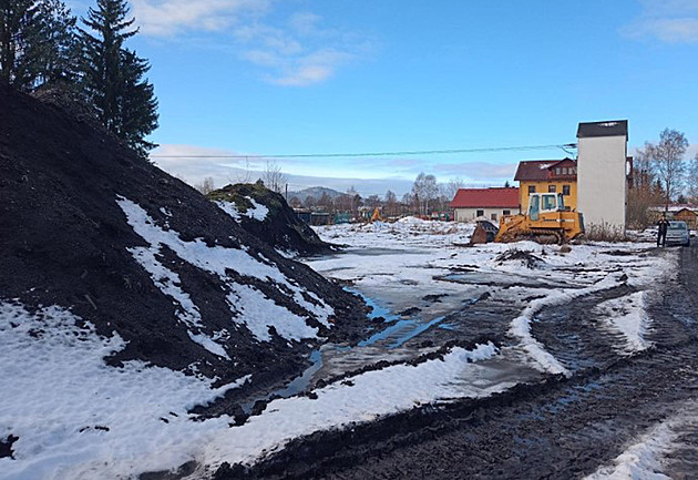 Podle inspekce dé splachuje ze skládky nebezpené látky do Volarského potoka.