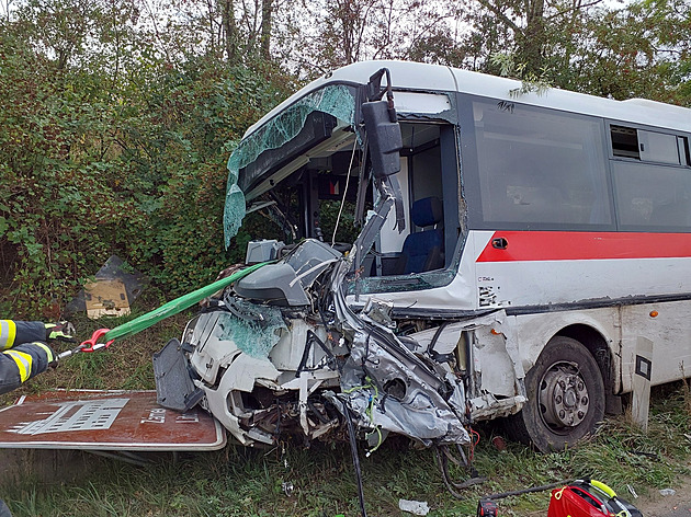 Na silnici I/35 u Cerekvice nad Lounou dolo k nehod autobusu a osobního...