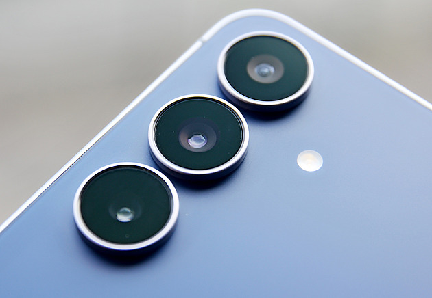 Povedený smartphone se slevou. Test Samsungu S25 FE