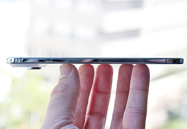 To netrvalo dlouho. Na trhu už je konkurent supertenkého iPhonu za šest tisíc