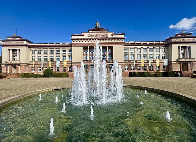 Dm kultury tvoí pirozenou dominantu Mírového námstí.