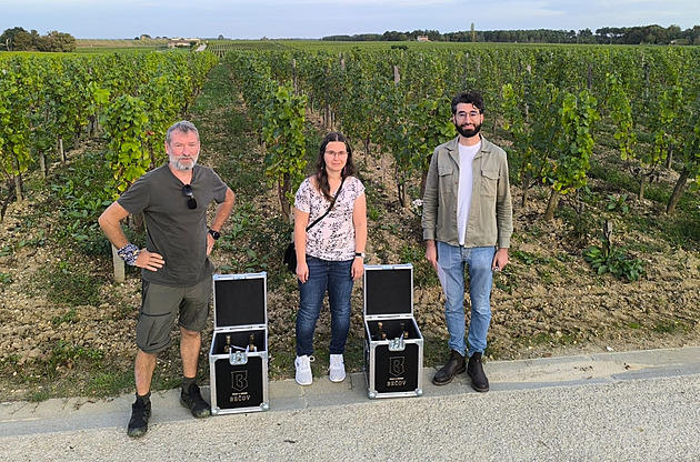 Osm lahví s historickým vínem pivezli zástupci beovského zámku do Francie v...