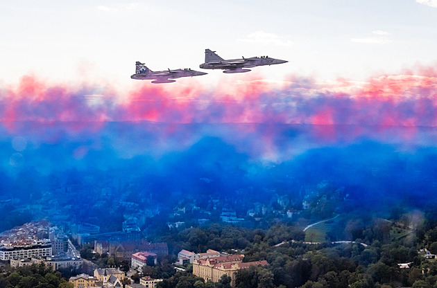 OBRAZEM: Nádhera ze vzduchu. Piloti Red Arrows ukázali fotky z letu nad Prahou