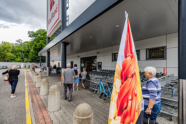 U market ve Dvoe Králové se podle nové vyhláky od poloviny ervence nesmí...