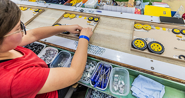 Účelně zaměstnává a bystří důvtip. Jak vzniká legendární stavebnice Merkur